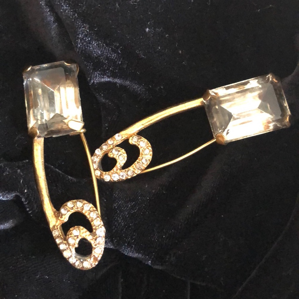 🌟UNIQUE VTG PINS🌟